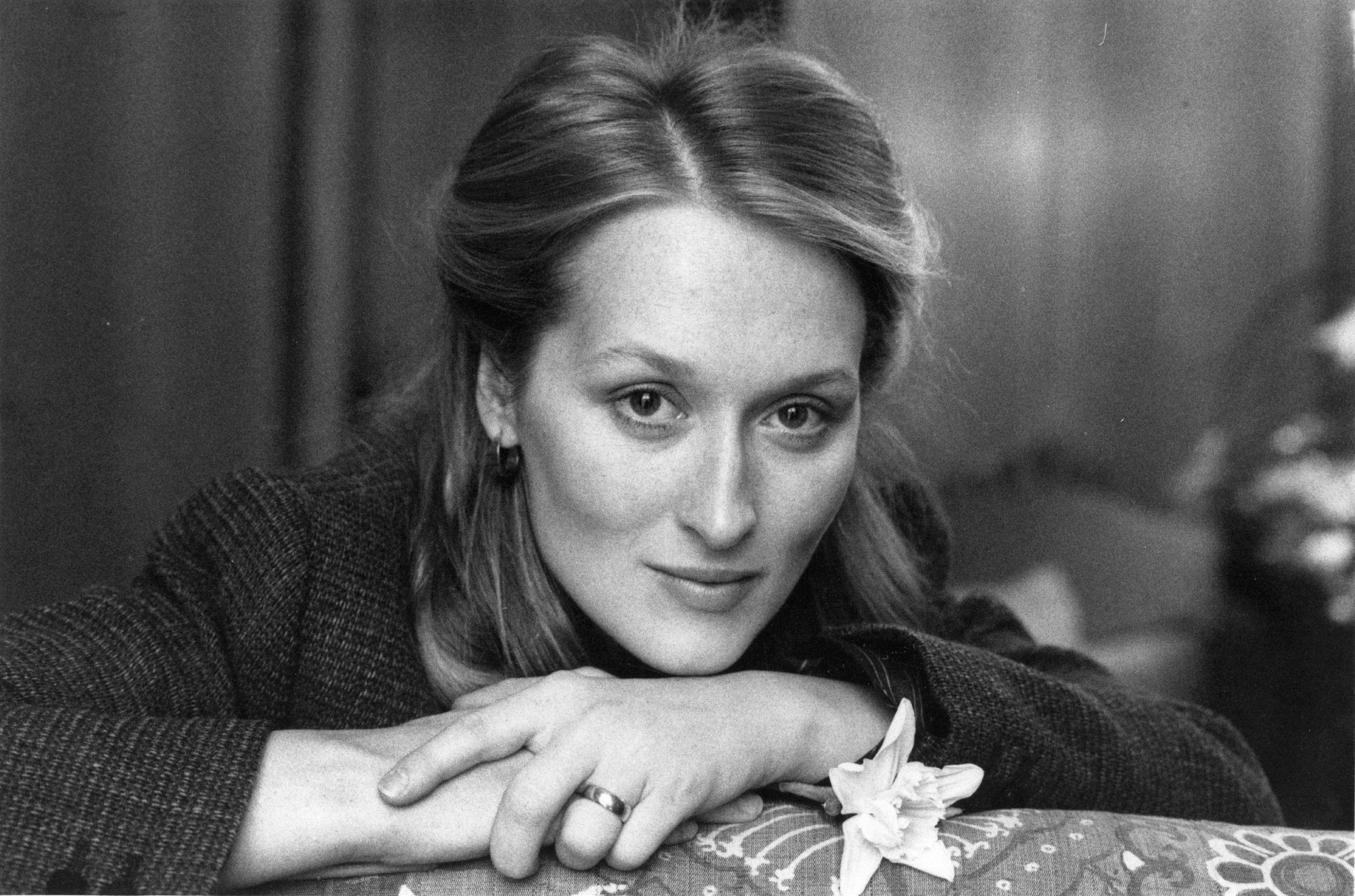 format landscape;close-up;flowers;female;head & shoulders;film;film actress;personality;american;es 80 10358;es p/streep/meryl face person human finger female