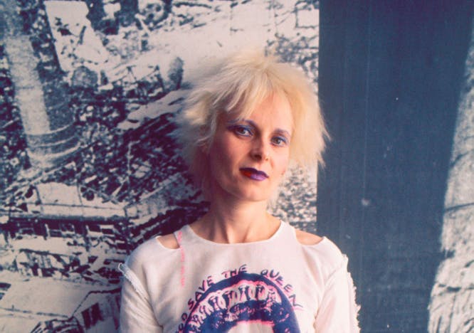 various london uk 1977 vivienne westwood 15 punk fashion designer with malcolm mclaren manager sex pistols at her boutique seditionaries clothes for heroes 430 kings road dame god save queen slogan elizabeth ii motif top fashion designer alone female posed personality 82266417 long sleeve sleeve t-shirt portrait person blonde lady blouse woman adult